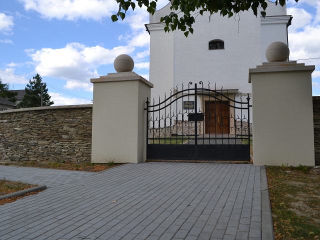 Luká – kostelní zeď a brána – realizace